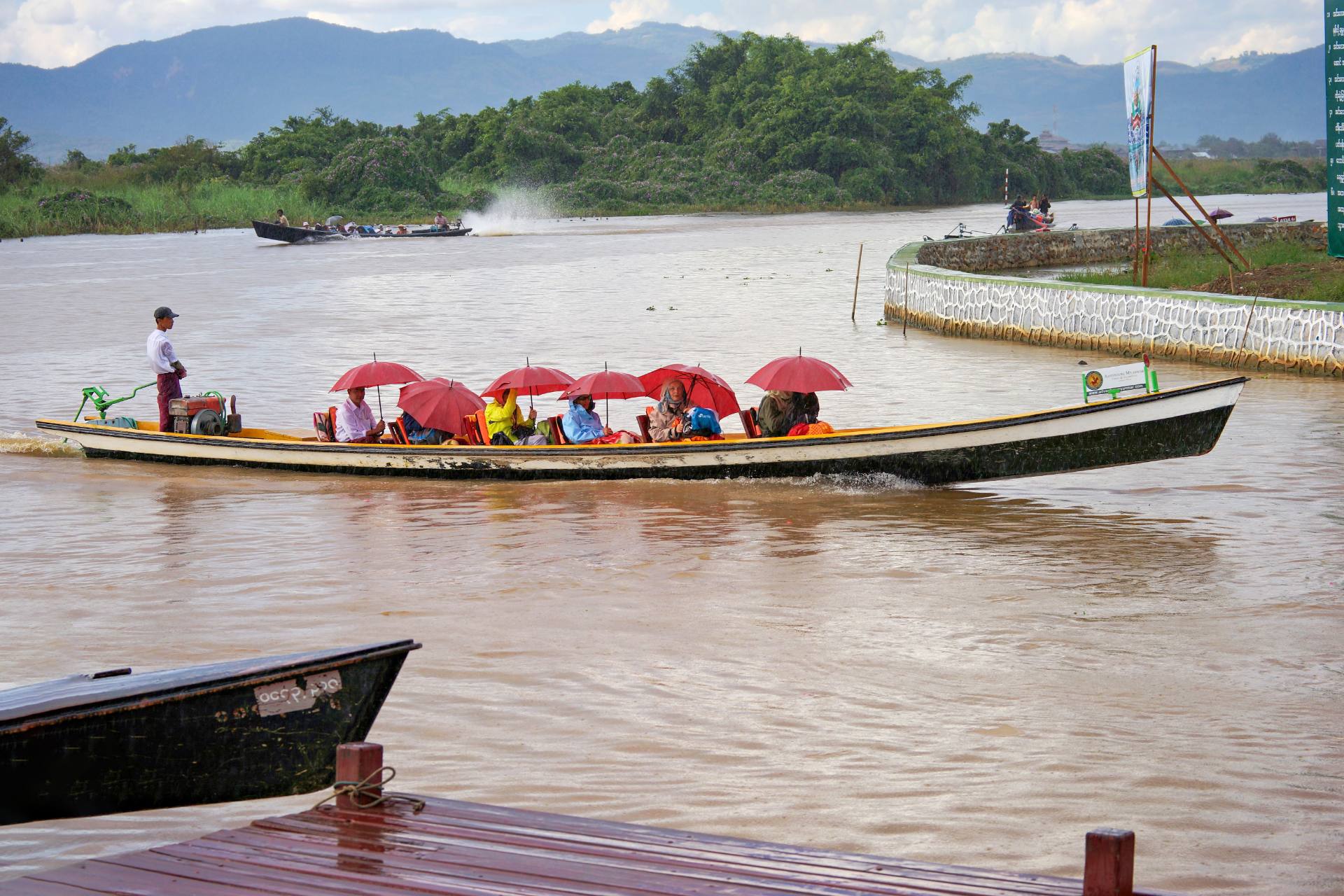Selbst in Myanmar wird der Regenschirm tatsächlich als Schutz gegen den Regen benutzt. Häufig wird er aber auch als Schutz gegen die heiße Sonne eingesetzt.